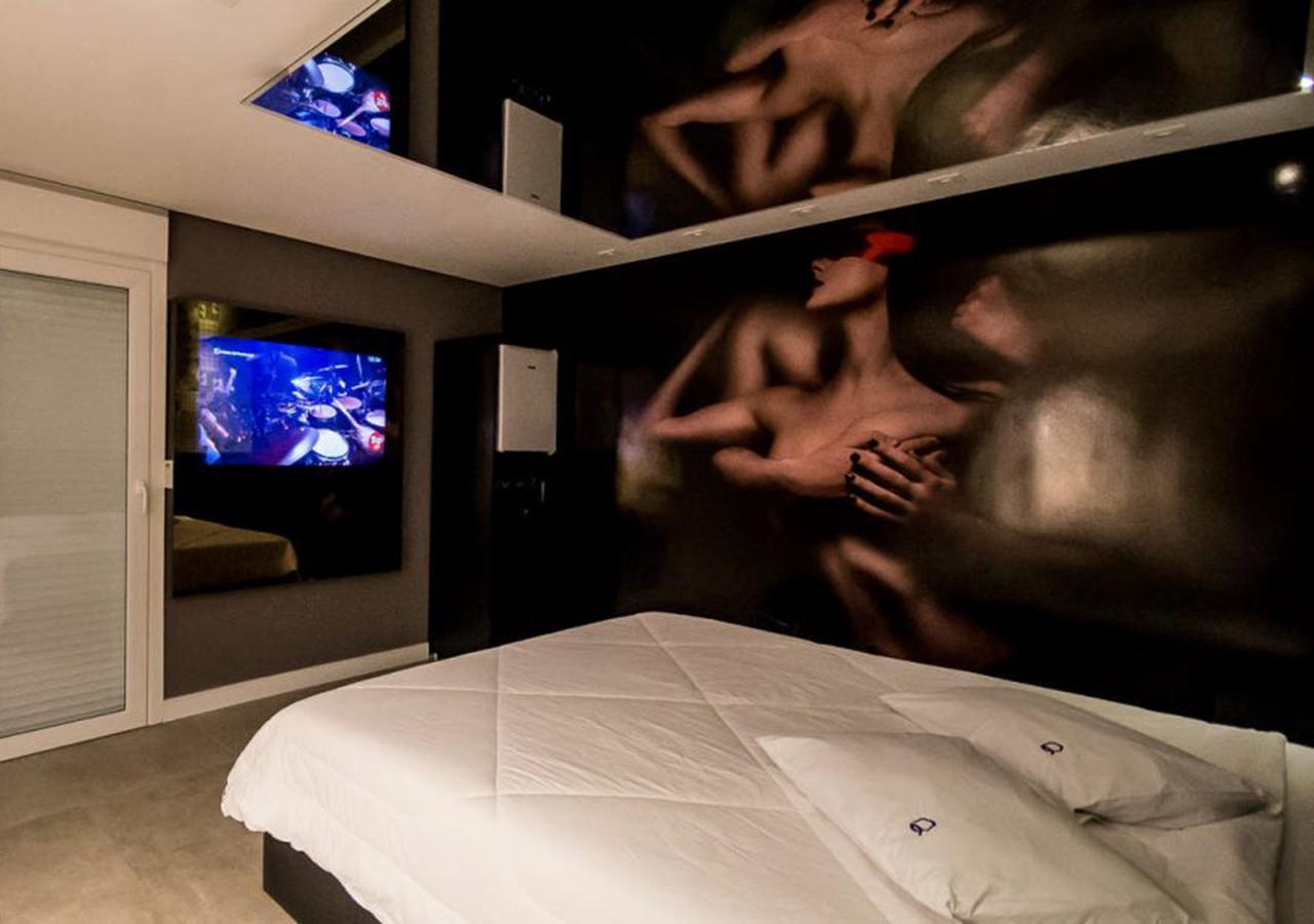 Love hotel Quo 3*